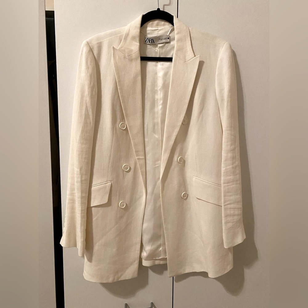 White Linen Zara Blazer. Worn once. Size M. Lined. Faux Pockets.